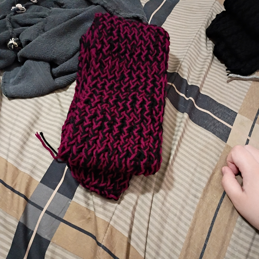 Laredo Women's Black and Pink Knit Scarf